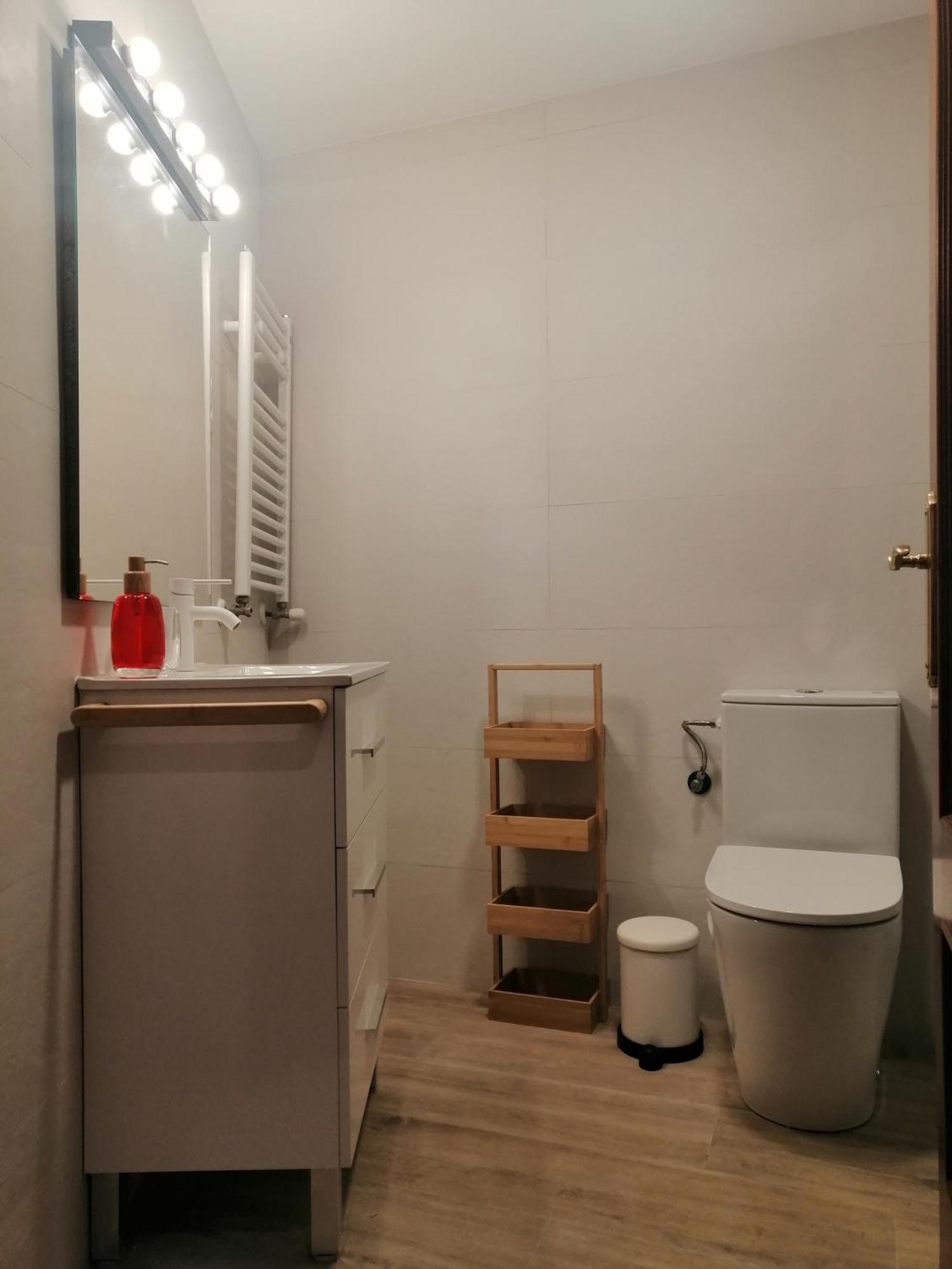 Apartamento NANA in Bilbao, parking en el edificio Exterior foto
